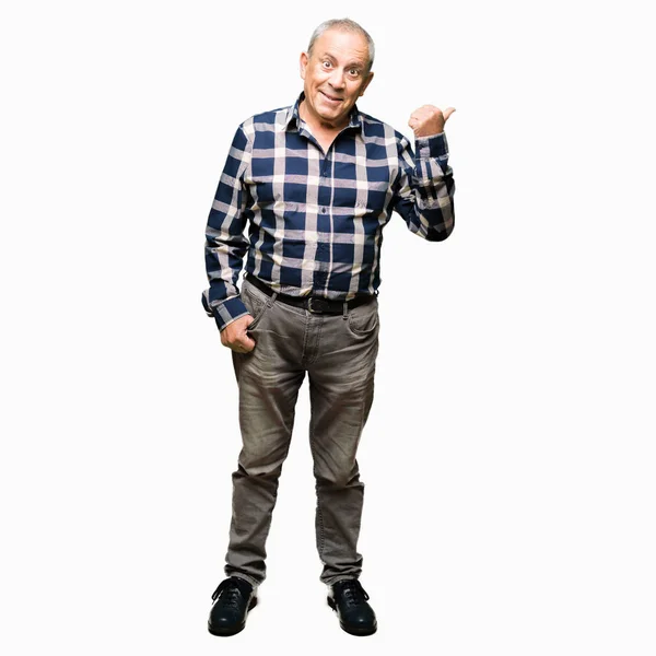 Bonito Homem Sênior Vestindo Camisa Casual Sorrindo Com Rosto Feliz — Fotografia de Stock