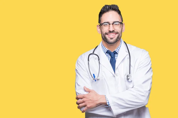 Bonito Jovem Médico Homem Sobre Fundo Isolado Rosto Feliz Sorrindo — Fotografia de Stock