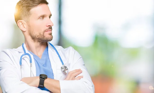 Guapo Doctor Hombre Vistiendo Uniforme Médico Sobre Fondo Aislado Sonriendo — Foto de Stock