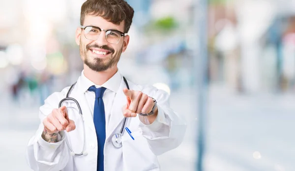 Jeune Homme Médecin Vêtu Manteau Hôpital Sur Fond Isolé Pointant — Photo