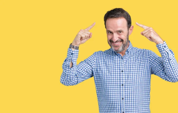 Bonito Homem Meia Idade Elegante Sênior Sobre Fundo Isolado Sorrindo — Fotografia de Stock