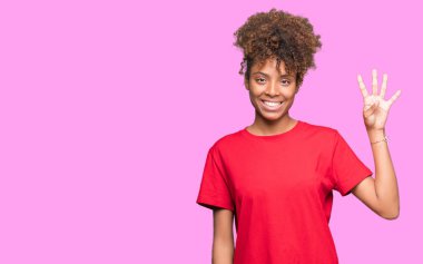 Güzel genç Afro-Amerikan kadın gösterilen ve parmakları ile işaret izole arka plan yüzünden kendinden emin ve mutlu gülümseyerek süre dört numara.