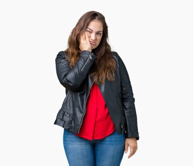 Artı boyutu genç kadın güzel izole arka plan düşünme bakmaktan bir moda deri ceket giyiyor ve yorgun sıkılmış çapraz silah depresyon sorunları ile.