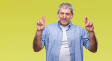 Umut ve gözleri kapalı geçiş parmaklarıyla gülümseyen izole arka plan üzerinde yakışıklı komuta sizde. Şans ve batıl kavramı.