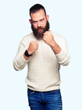 Genç hipster adam giyen kış kazak hazır yumruk savunma hareketi, kızgın ve üzgün yüz, sorunu korkuyor ile mücadele