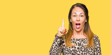 Güzel orta yaş kadın giyiyor leopar hayvan desenli elbise işaret parmağı kadar başarılı fikir. Çıktıktan ve mutlu. Bir numara.