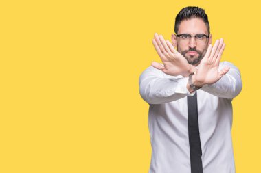 Genç yakışıklı iş adamı izole arka plan ret ifade geçiş silah ve avuç içi eksi işareti, kızgın surat yapıyor üzerinde gözlük