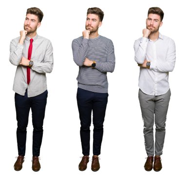 Kolaj yakışıklı genç iş adamı üzerinde beyaz bir arka plan ile el çene düşünme hakkında soru, dalgın ifade izole. Düşünceli yüzüyle gülümsüyor. Şüphe kavramı.