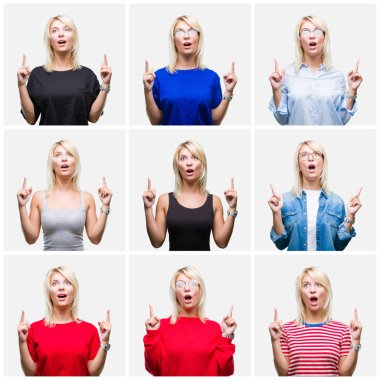 Farklılar rahat görünüyor giyen güzel sarışın kadın Kolaj izole arka plan üzerinde şaşkın ve sürpriz yukarı bakarak ve parmakları ile işaret ve kolları kaldırdı.