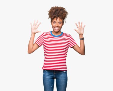 Gösterilen ve parmakları ile işaret izole arka plan güzel genç Afro-Amerikan kadın kendinden emin ve mutlu gülümseyerek süre on numara.