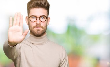 Elin avuç durağı şarkı yapıyor gözlüklü genç yakışıklı iş adamı. Negatif ve ciddi bir jest yüz ifadesiyle uyarı.