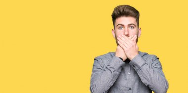 Genç yakışıklı iş casual adam ağız hata için elleriyle kapsayan şok. Gizli kavramı.