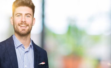 Genç yakışıklı bussines gösteren palm el ve yukarıya, mutlu ve neşeli gülümseyen baş parmakları Tamam jest yapıyor adamım