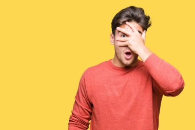 Mahcup ifadeyle parmaklarımın arasından seyir izole arka yüz ve gözler el ile kapsayan şok bakmak genç yakışıklı adam.