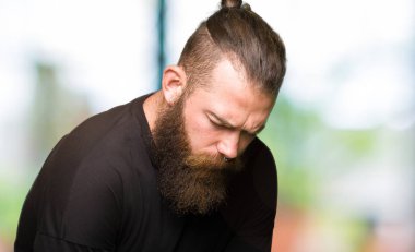 Çünkü mide üzerinde el ile rahat t-shirt giyen genç sarışın adam mide bulantısı, ağrılı hastalık hasta hissediyor. Ağrısı kavramı.