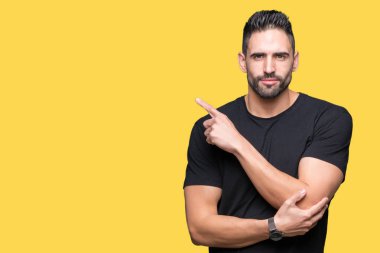 Yakışıklı delikanlı izole üzerinden reklam, ciddi ve sakin yüz gösterilen yan el parmak ile işaret arka plan