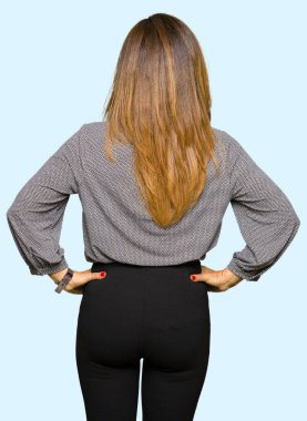 Güzel orta yaş iş kadın geriye doğru vücut üzerinde kollar ile bakıyor ayakta