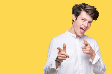 Genç yakışıklı iş adamı izole arka plan fotoğraf makinesi ile mutlu ve komik yüz için parmakları işaret içinde. İyi enerji ve vibes.