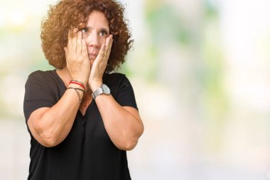 Güzel orta ager üst düzey kadın yüzü, depresyon ve üzüntü, kapsayan izole arka plan yorgun eller yüzünden üzgün ve sorun için tahriş