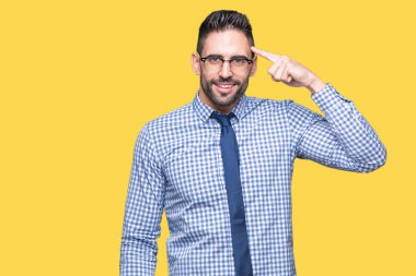 Bir parmak, harika bir fikir ya da düşünce, iyi hafıza ile baş gösteren gülen genç iş adamı gözlük izole üzerinde arka plan