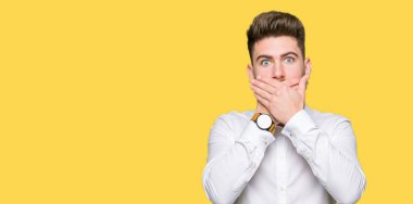 Genç yakışıklı iş adamı ağız hata için elleriyle kapsayan şok. Gizli kavramı.