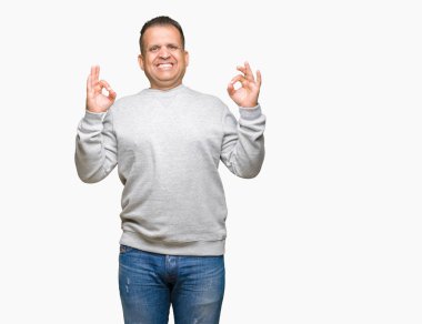 Orta Çağ Arap adam izole arka plan üzerinde spor Sweatshirt giyiyor Relax ve gözleri ile gülümseyen meditasyon jest parmaklar ile kapalı. Yoga konsepti.