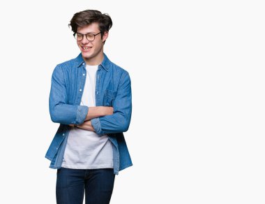 Yakışıklı delikanlı üzerinde gözlük takan mutlu yüz ile gülümseyerek kameraya seyir silah geçti arka plan izole. Olumlu bir kişi.