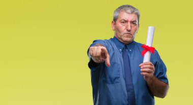 Yakışıklı komuta sizde holding derecesi izole arka kamera ve size parmak ile işaret üzerine, el işareti, pozitif ve kendinden emin bir jest ön