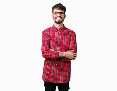 Yakışıklı delikanlı üzerinde gözlük takan mutlu yüz ile gülümseyerek kameraya seyir silah geçti arka plan izole. Olumlu bir kişi.