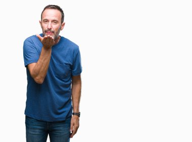 Orta yaş bir öpücük el ile güzel ve seksi olmak hava üfleme kamera bakarak izole arka plan üzerinde ağarmış komuta sizde. Aşk ifade.