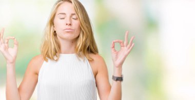 Güzel genç zarif kadın izole arka plan üzerinde dinlenmek ve gülümseyen gözlerle parmak ile meditasyon jest yapıyor kapalı. Yoga kavramı.