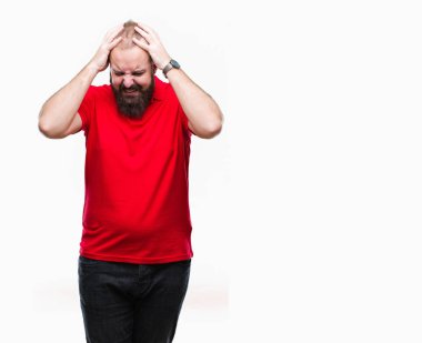 Çünkü çaresiz ve stresli baş ağrısı acı izole arka plan üzerinde kırmızı gömlek giymiş genç beyaz hipster adam ağrı ve migren. Ellerini kafasına.