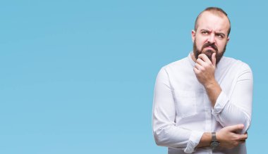 Genç beyaz hipster adam yorgun ve bıkkın ile depresyon sorun Çapraz kollar ile seyir düşünüyorum izole arka plan.