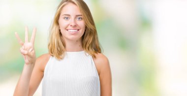 Gösterilen ve parmakları ile işaret izole arka plan güzel genç zarif kadın kendinden emin ve mutlu gülümseyerek iken üçüncü.