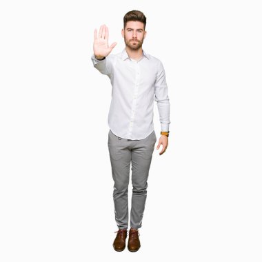 Elin avuç durağı şarkı yapan genç yakışıklı iş erkek. Negatif ve ciddi bir jest yüz ifadesiyle uyarı.