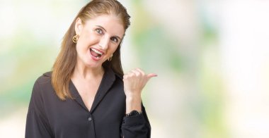 Güzel orta yaş olgun iş kadını arıyor ve başparmak yanında yukarıyı mutlu yüz ile gülümseyen izole arka plan üzerinde.