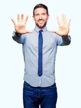 Yakışıklı iş adamı kravat gösteren giyen ve parmakları ile işaret on numara kendinden emin ve mutlu gülümserken.
