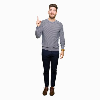 Çizgi kazak giyen genç yakışıklı adam başarılı bir fikir ile parmak yukarı işaret. Çıkıldı ve mutlu. Bir numara.