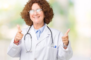 Orta ager kıdemli doktor kadın kamera ile mutlu ve komik yüz için parmakları işaret izole arka plan yüzünden. İyi enerji ve vibes.