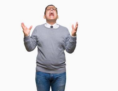 Orta yaş bussines Arap adam gözlüklü üzerinde arka plan deli izole ve deli bağırarak ve agresif ifade ve silah kaldırdı bağırıyor. Hayal kırıklığı kavramı.