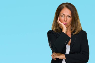 Güzel orta yaş iş yetişkin kadın izole arka plan düşünme seyir üzerinde yorgun ve sıkılmış çapraz silah depresyon sorunları ile.