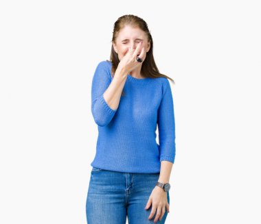 İzole arka plan kokulu üzerinde kış kazak pis ve iğrenç bir şey, dayanılmaz koku, holding nefes parmak ile burun üzerinde giyen güzel orta yaş Olgun kadın. Kötü kokuyor kavramı.