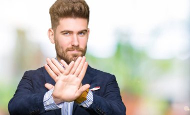 Genç yakışıklı bussines ret ifade geçiş silah ve avuç içi eksi işareti, kızgın surat yapıyor adamım