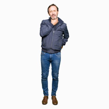 Orta yaş yakışıklı adam ağrılı boyun dokunmadan bir ceket giyen, grip, clod ve enfeksiyon için boğaz ağrısı