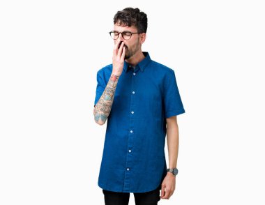 Yakışıklı delikanlı izole arka plan üzerinde gözlük el ağzıyla kapsayan yorgun esneme sıkılmış. Restless ve uyku hali.