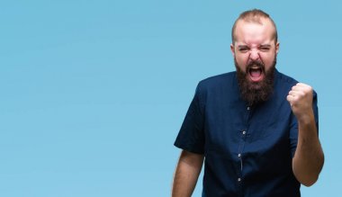 İzole arka plan öfkeli ve sinirli sinirli ve öfke ile bağırarak süre öfkeli yumruk yükselterek Genç beyaz hipster adam. Öfke ve agresif kavramı.