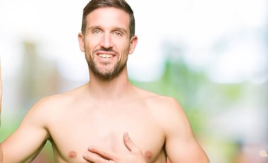 Gömleksiz yakışıklı gösteren çıplak göğüs göğüs ve bir sadakat sözü yemin yapma parmaklar, el ile küfür