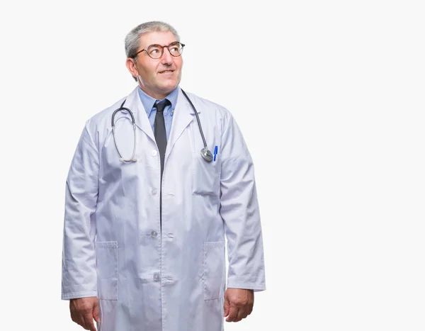 Bello Anziano Medico Uomo Sfondo Isolato Sorridente Guardando Lato Fissando — Foto Stock