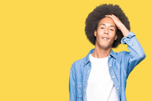 Junger Afrikanisch Amerikanischer Mann Mit Afro Haaren Lächelt Zuversichtlich Berühren — Stockfoto