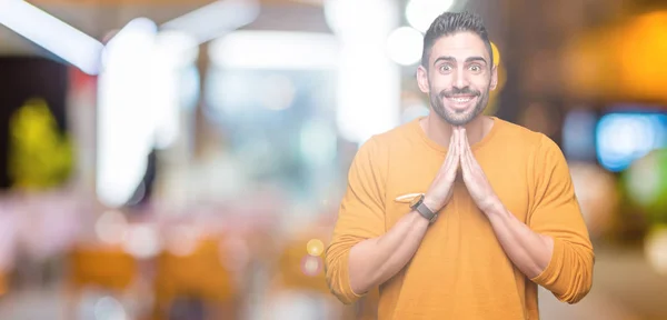 Joven Hombre Guapo Sobre Fondo Aislado Rezando Con Las Manos —  Fotos de Stock